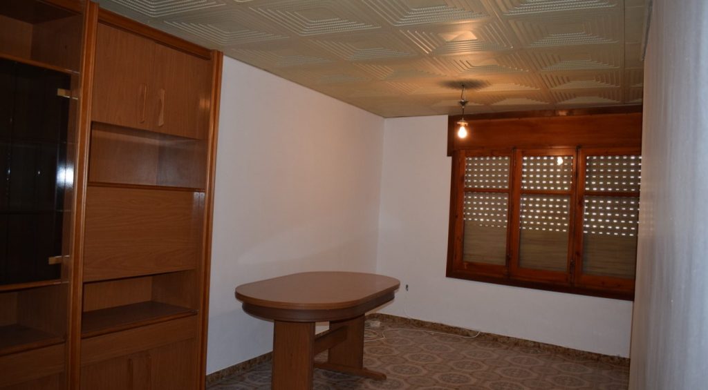 Inmobiliaria Cervera, empresa que ofrece las mejores propiedades de Cervera del Maestre. Adosado rebajado en Cervera del Maestre. Habitación de salón o comedor.