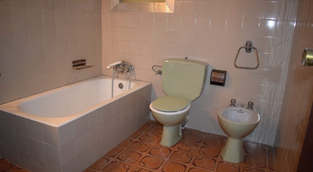 Inmobiliaria Cervera, empresa que ofrece las mejores propiedades de Cervera del Maestre. Adosado rebajado en Cervera del Maestre. Cuarto de baño.