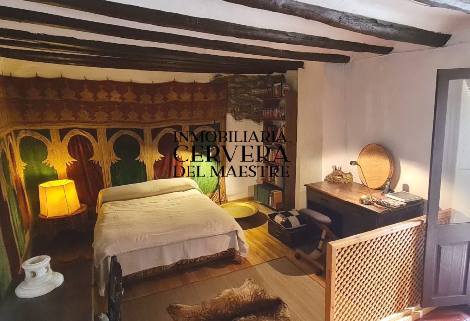 Inmobiliaria Cervera, empresa que ofrece las mejores propiedades de Cervera del Maestre. Adosado Rebajado en Cervera del Maestre: No te Pierdas esta Oferta. Habitación doble en adosado.