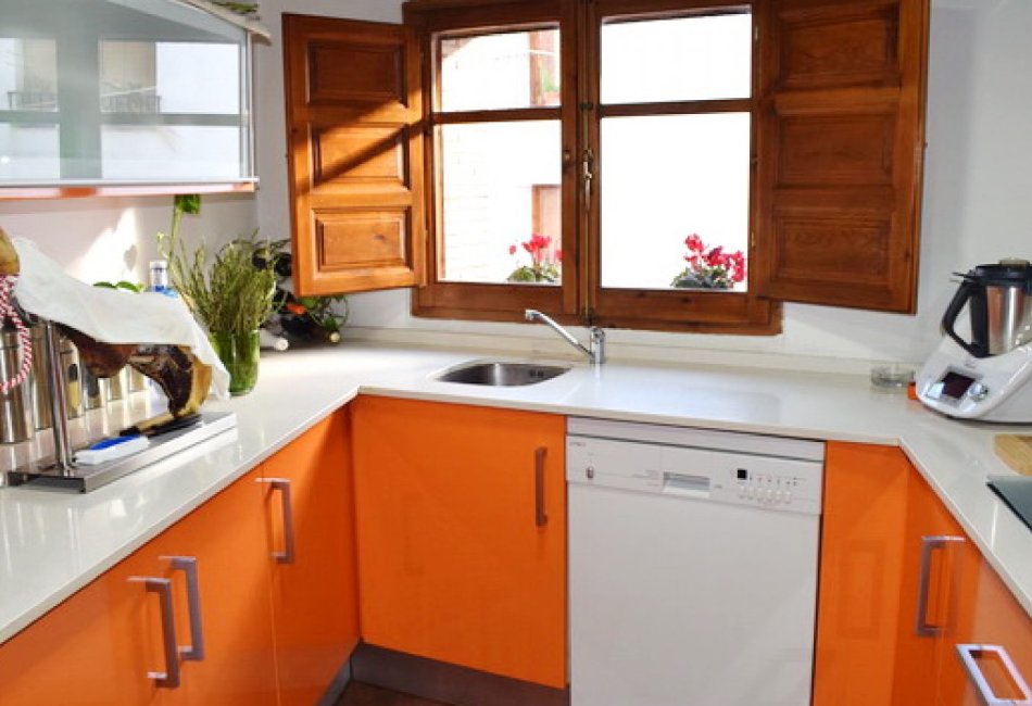 Inmobiliaria Cervera, empresa que ofrece las mejores propiedades de Cervera del Maestre. Piso Reformado de Estilo Rústico en Cervera del Maestre. Cocina independiente.