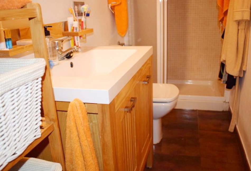 Inmobiliaria Cervera, empresa que ofrece las mejores propiedades de Cervera del Maestre. Piso Reformado de Estilo Rústico en Cervera del Maestre. Cuarto de baño.