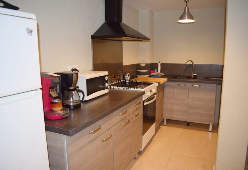 Inmobiliaria Cervera, empresa que ofrece las mejores propiedades de Cervera del Maestre. Piso Reformado en el Centro de Cervera del Maestre. Cocina independiente y moderna.