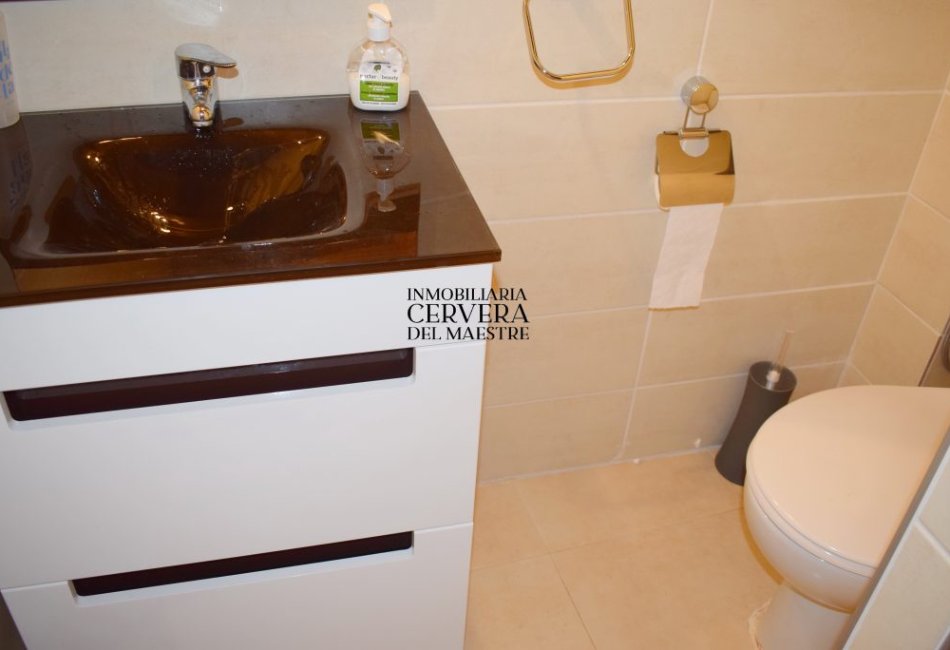 Inmobiliaria Cervera, empresa que ofrece las mejores propiedades de Cervera del Maestre. Piso Reformado en el Centro de Cervera del Maestre. Cuarto de baño del piso.