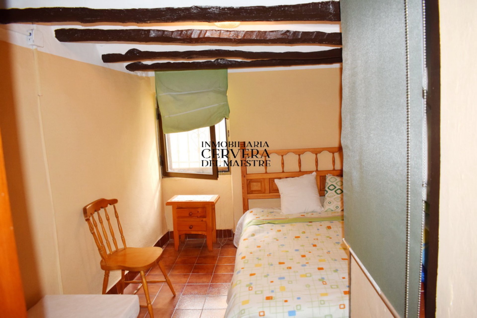 Inmobiliaria Cervera, empresa que ofrece las mejores propiedades de Cervera del Maestre. Vivienda Unifamiliar con Vistas a la Montaña en Cervera del Maestre. Habitación doble.
