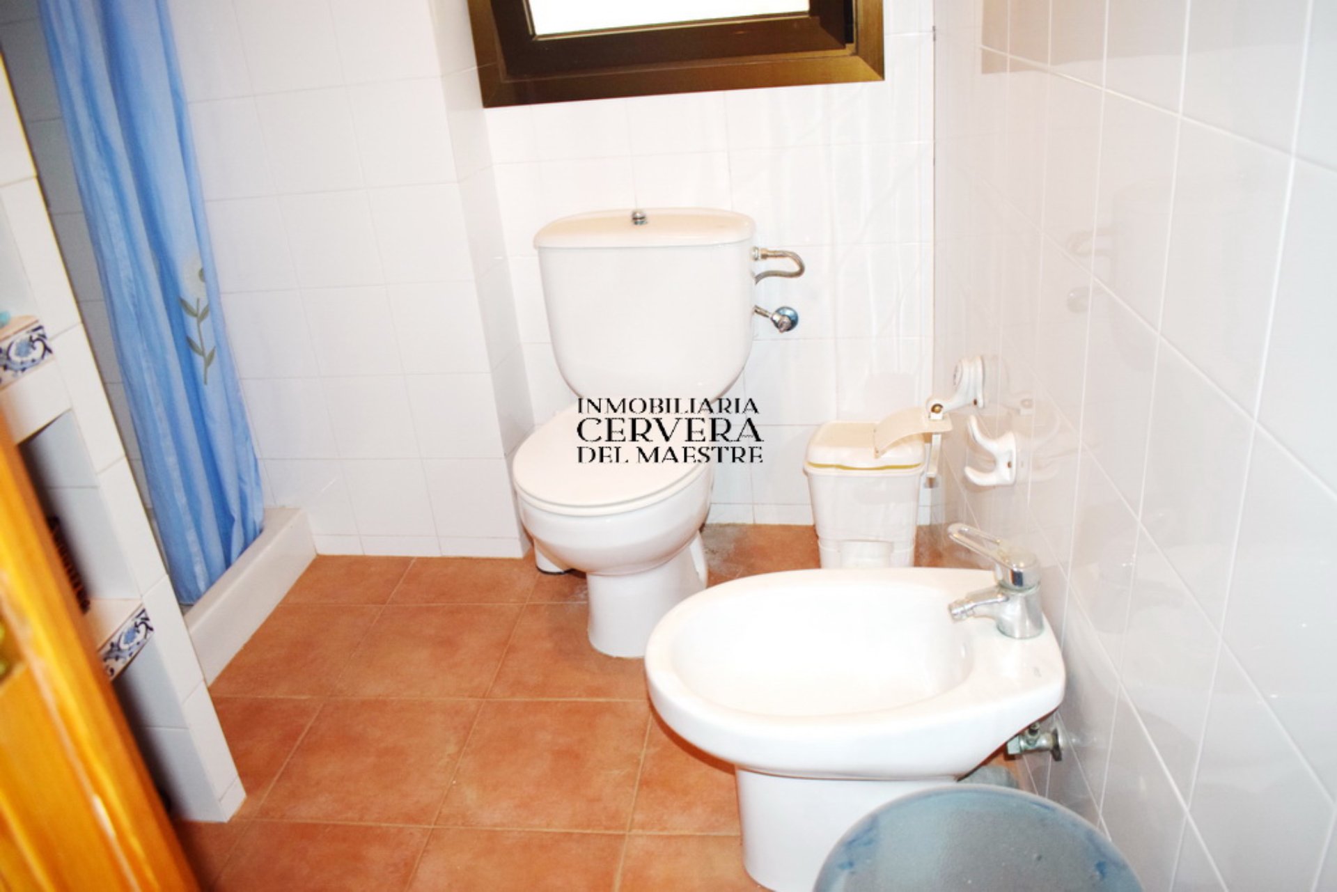 Inmobiliaria Cervera, empresa que ofrece las mejores propiedades de Cervera del Maestre. Vivienda Unifamiliar con Vistas a la Montaña en Cervera del Maestre. Cuarto de baño.